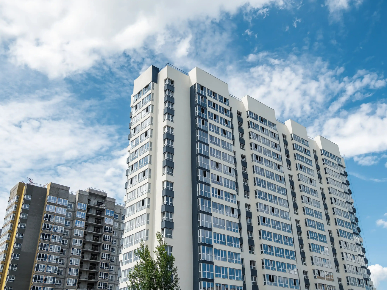 Construccion moderna barrio nuevo hermosos edificios nuevos pared coloreada fondo cielo azul nublado copiar espacio