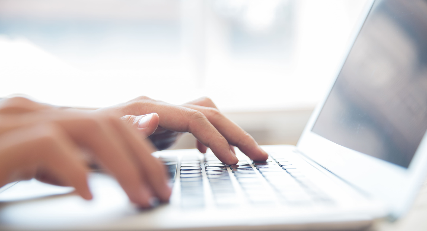 Primer plano manos escribiendo teclado portatil masculina