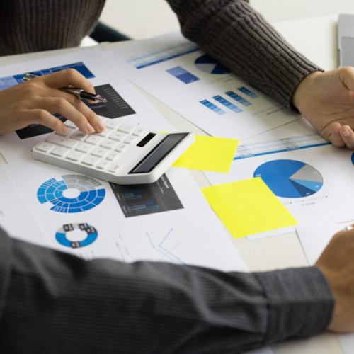 Expertos realizando una auditoria de estados financieros