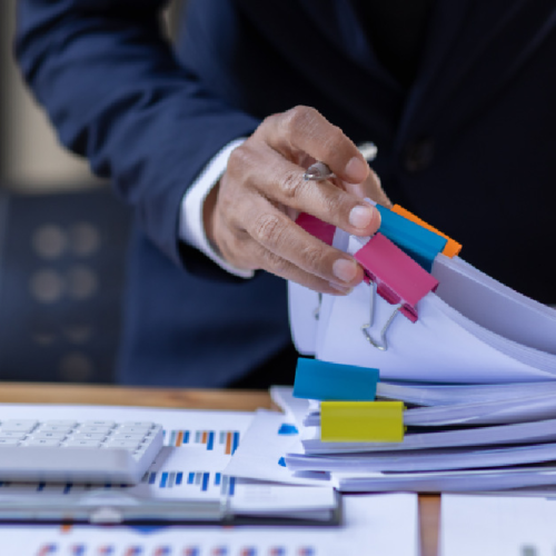 Asesor identificando oportunidades de la política fiscal que beneficien a su cliente